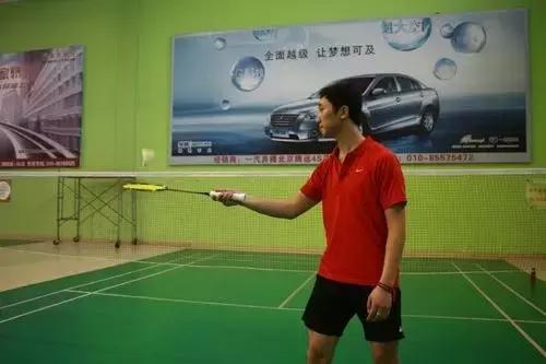 羽毛球颠球练习方法视频,羽毛球启动步的练习方法