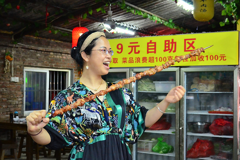 吉利网红美食打卡地军鹏烤全羊一米烤大串欢迎您