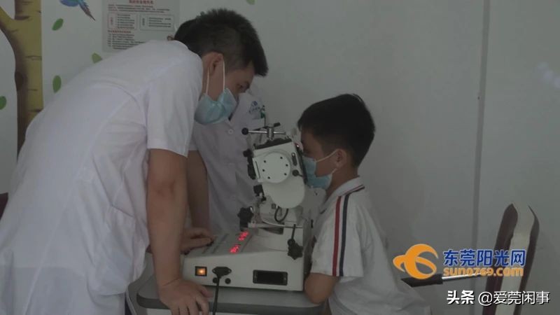 男童看手机斗鸡眼,儿童看手机导致的斗鸡眼