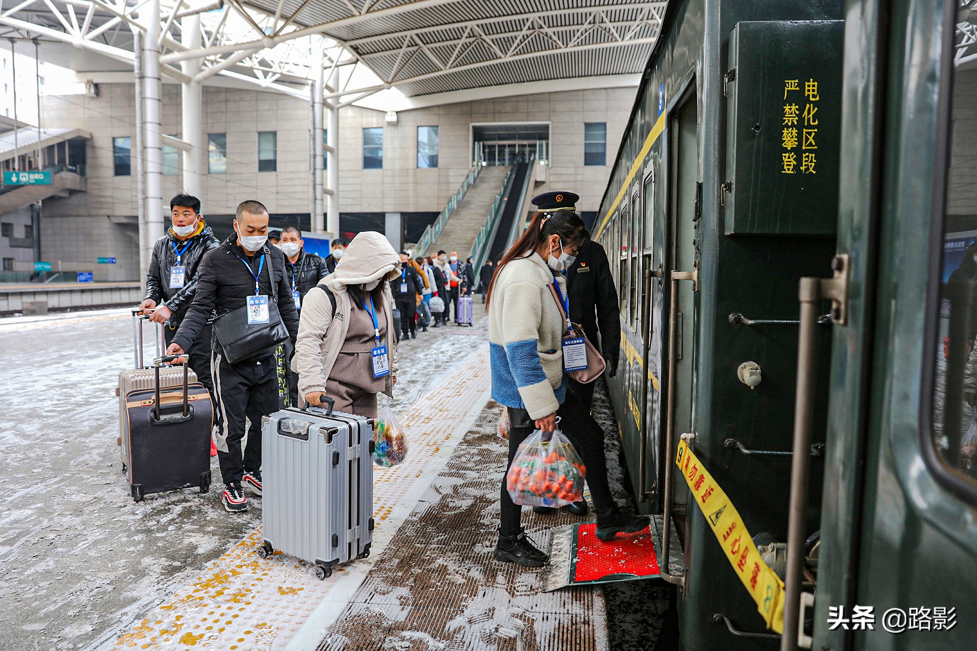 抗击疫情守护平安摄影征稿,战疫情保春运铁路警察在行动