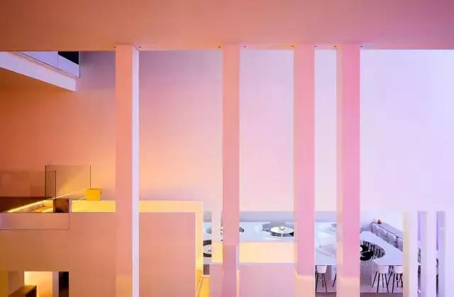 这家禁欲风的“情趣酒店”,开了灯后……嗨爆了