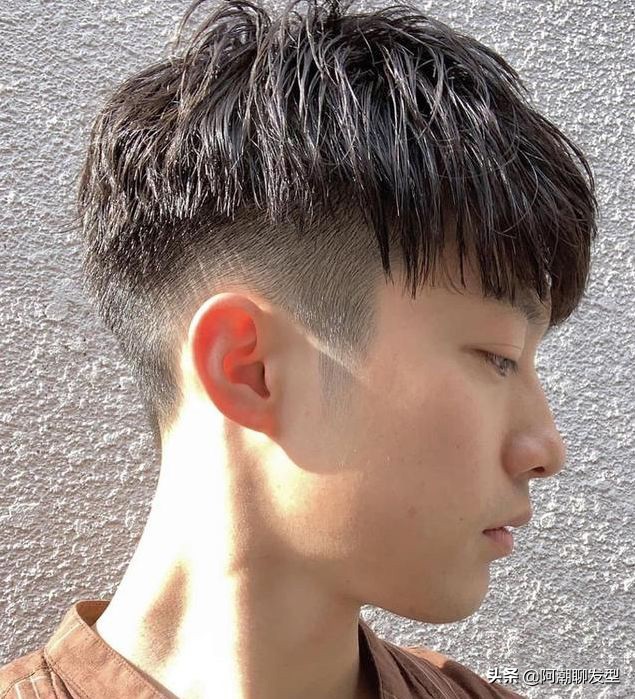 40岁男士两边铲的发型哪种好看,男士发型两边铲短头顶留长打理