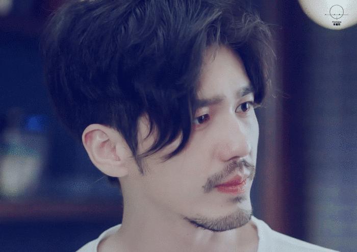 你可以说他不帅，但不得不承认他是型男