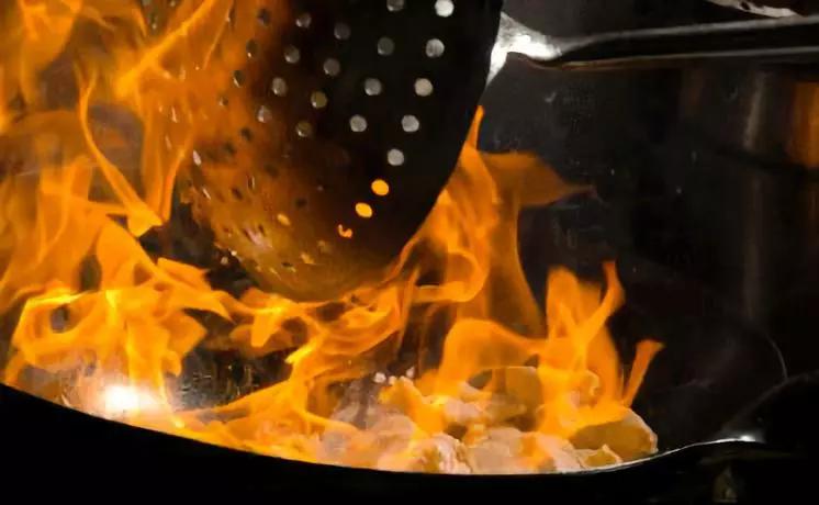 纯手工热锻铁锅,日本高纯度铁锅和精钢区别