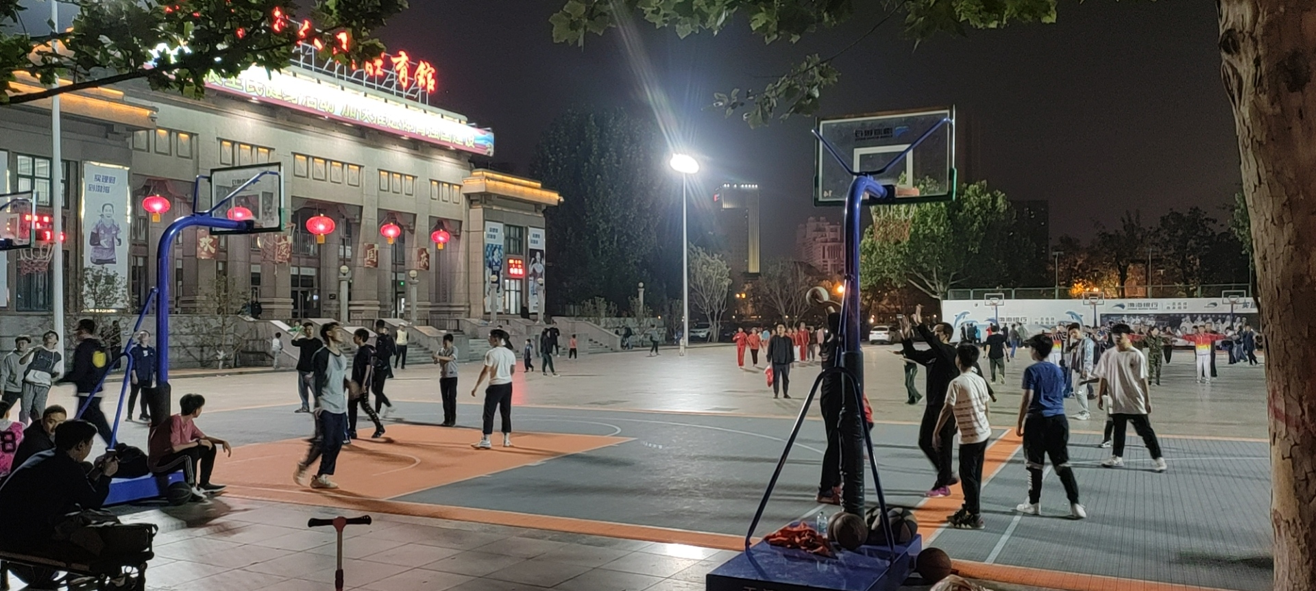 閲庣悆鍦哄箍鍦鸿垶,閲庣悆鍦轰笌骞垮満鑸炵殑瀹岀編铻嶅悎