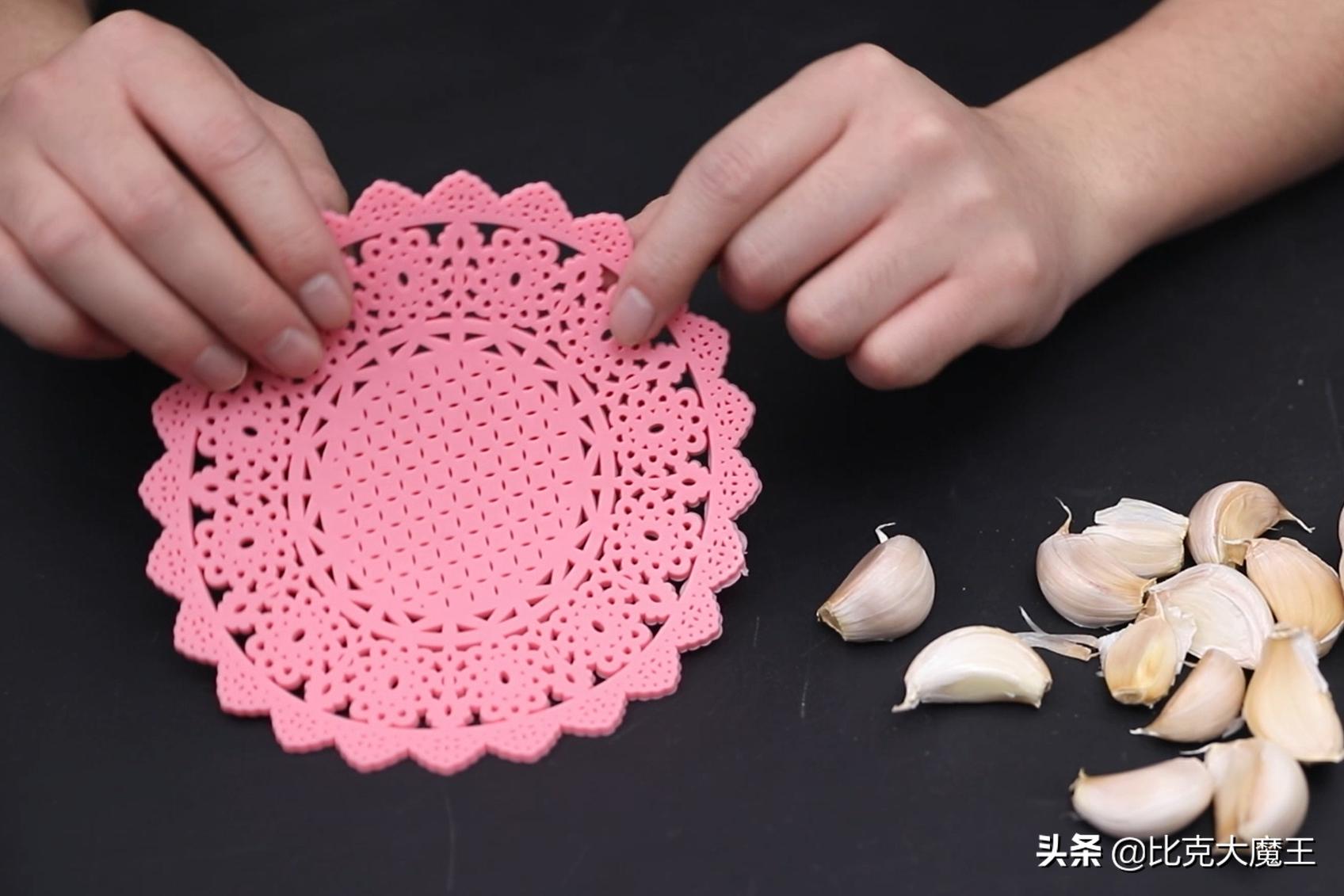 剥大蒜还有简单技巧，只需轻轻一搓，大蒜皮自动脱落，太方便了