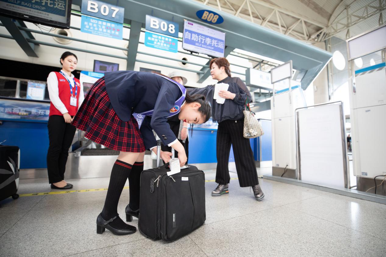 机场空少空姐快闪小苹果,中国空少空姐进机场震撼场面