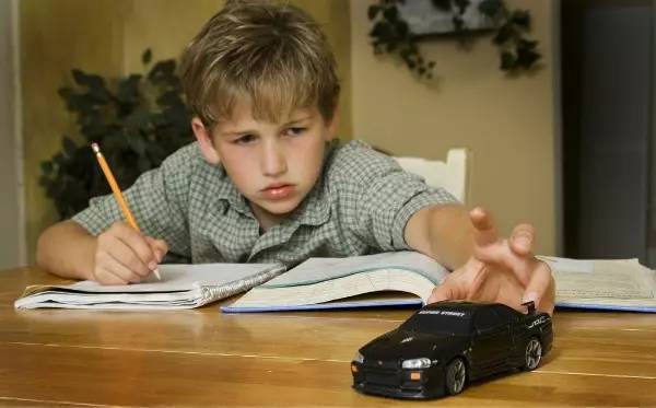 女儿玩手机都不想上学家长怎么办,孩子初中玩手机应该怎么办