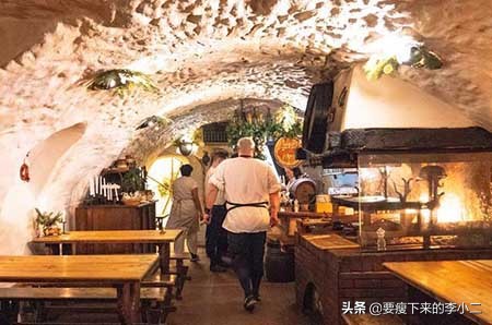 捷克网红餐厅，中国游客头顶着屋顶吃饭，生意依旧火爆