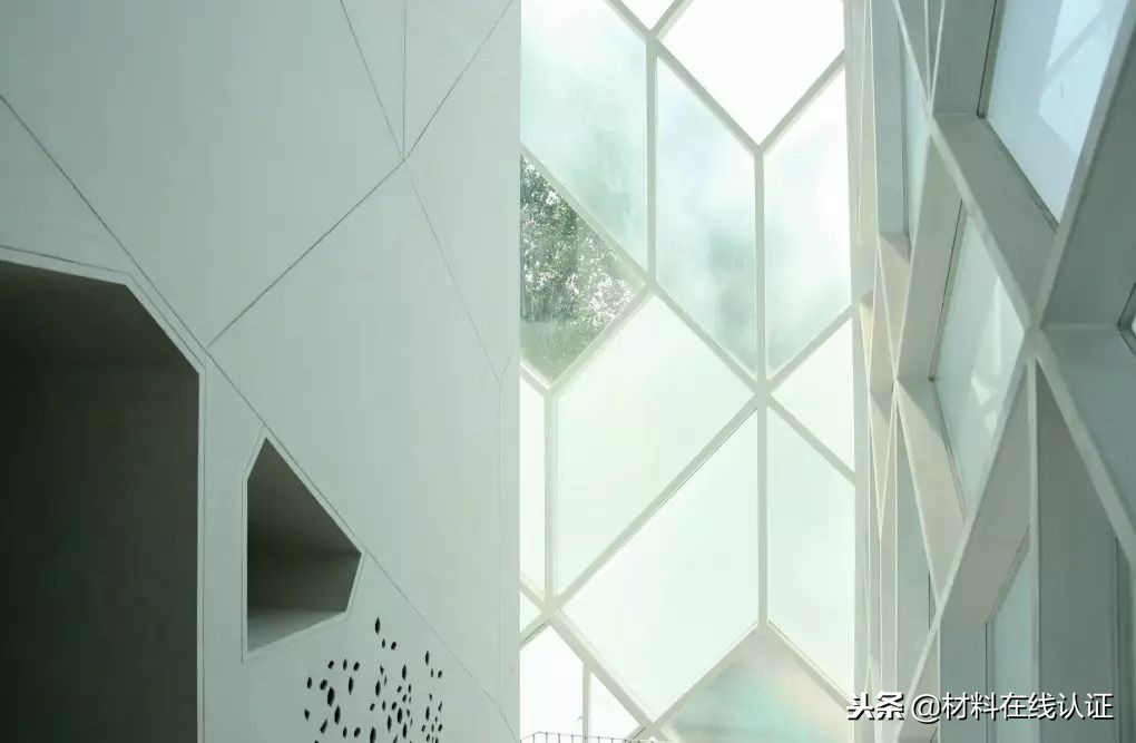 你还在用透明玻璃做立面吗？看看大师们都是怎么给玻璃上色的？