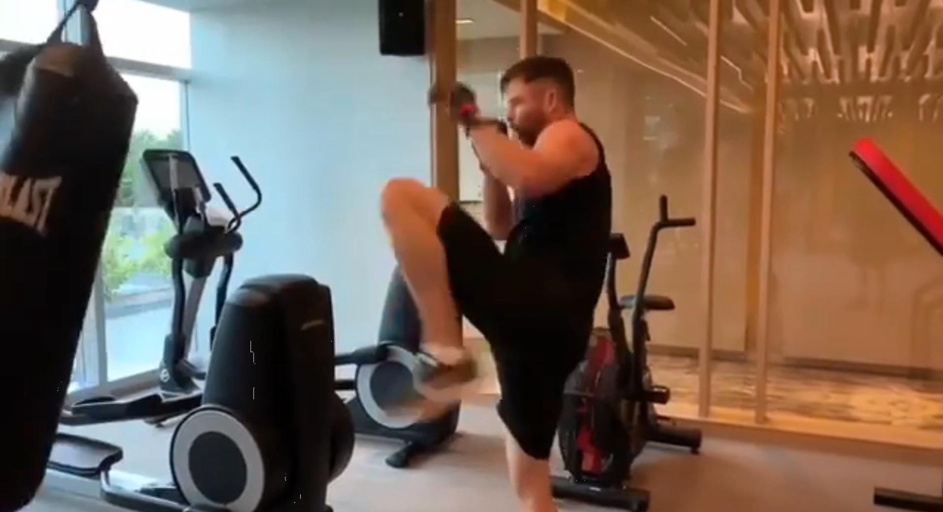 雷神秀胸肌,雷神暴揍绿巨人片段