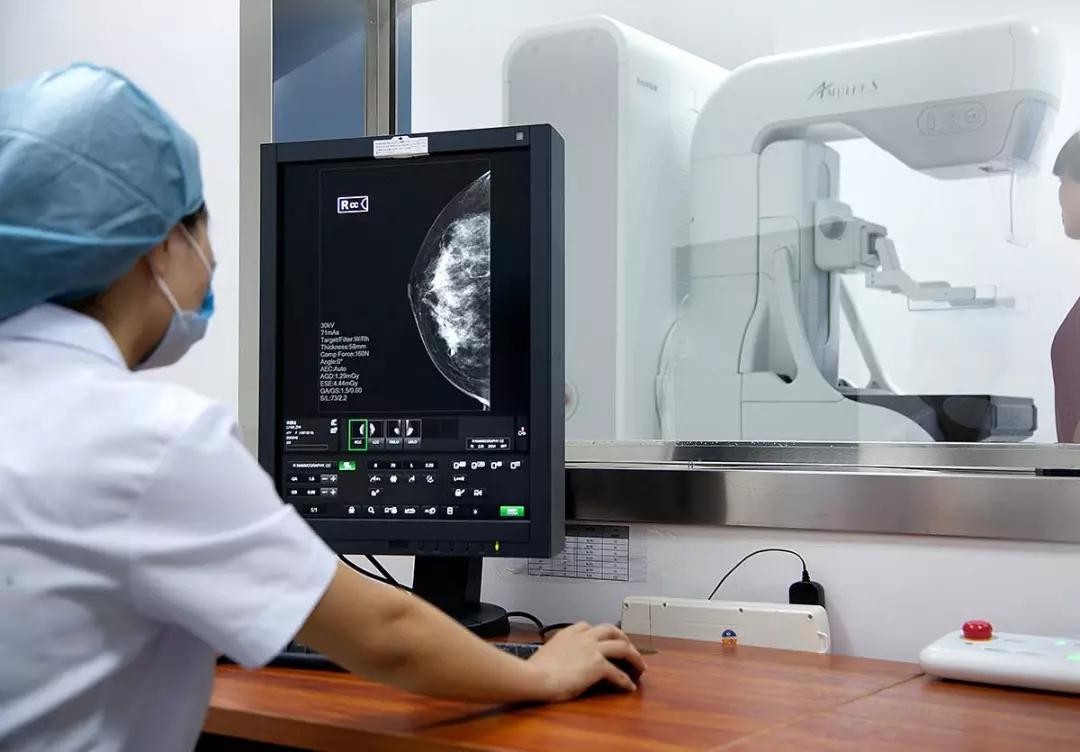 乳腺纤维瘤可能是奶块吗,乳腺纤维瘤有可能是乳腺癌么