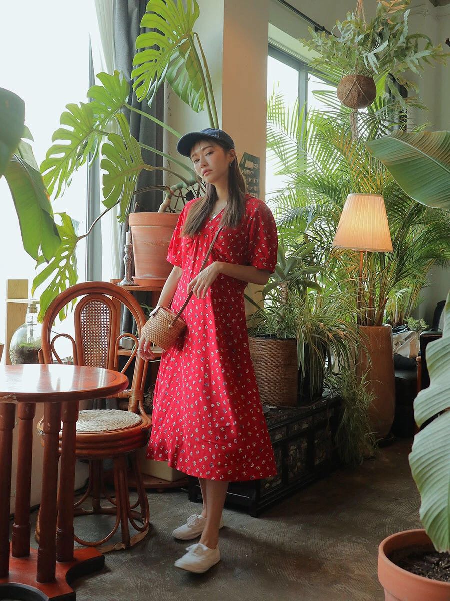 夏季女明星都爱抢着穿碎花裙,女明星红色碎花裙街拍
