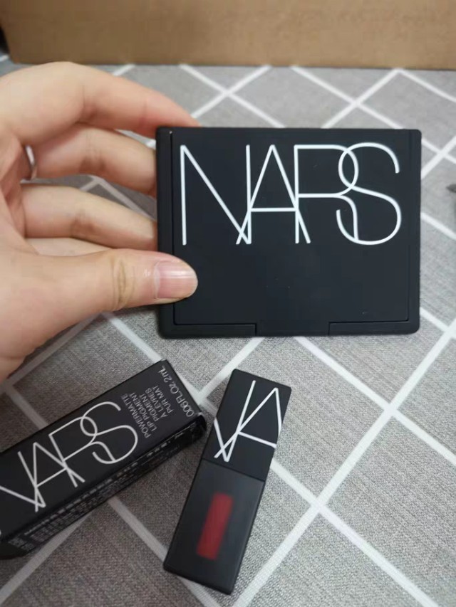 适合所有肤质使用的一款散粉,给大家推荐一个超级好用的散粉