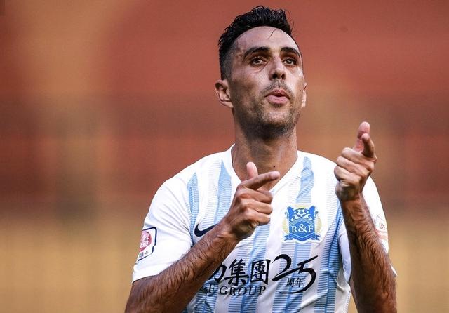 扎哈维凌空破门绝杀,扎哈维插花脚高清图片