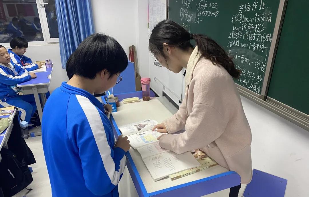 晚自习同学们在争分夺秒的学习,自习课上同学们都在埋头复习