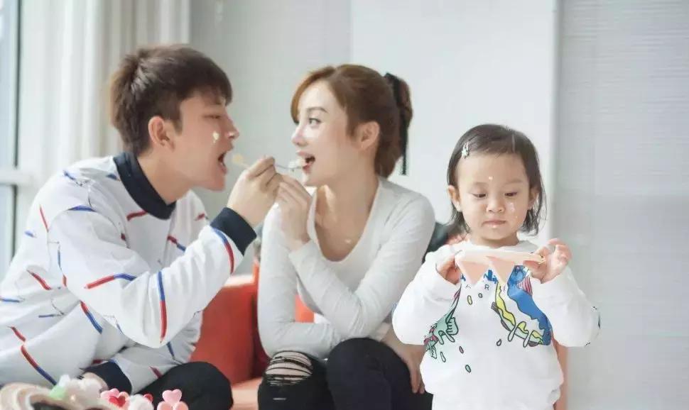 李小璐离婚后首次晒与贾乃亮合照,李小璐陪甜馨游玩疑和贾乃亮同行