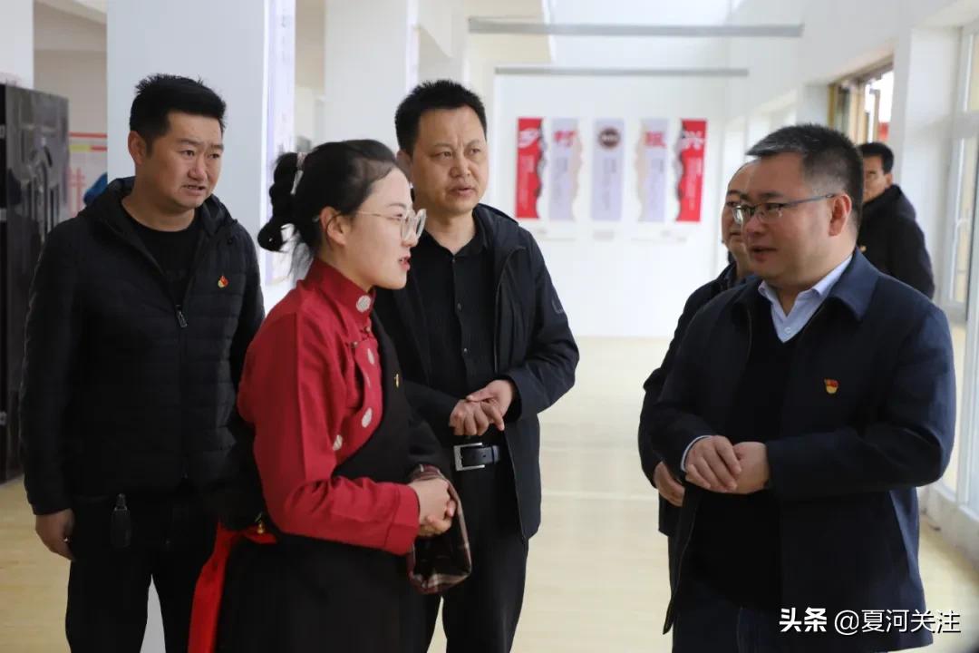 吕哲军在碌曲县新寺村参加甘南州*党**员远程教育平台启动仪式暨碌曲县西仓镇新寺村主题*党**日活动