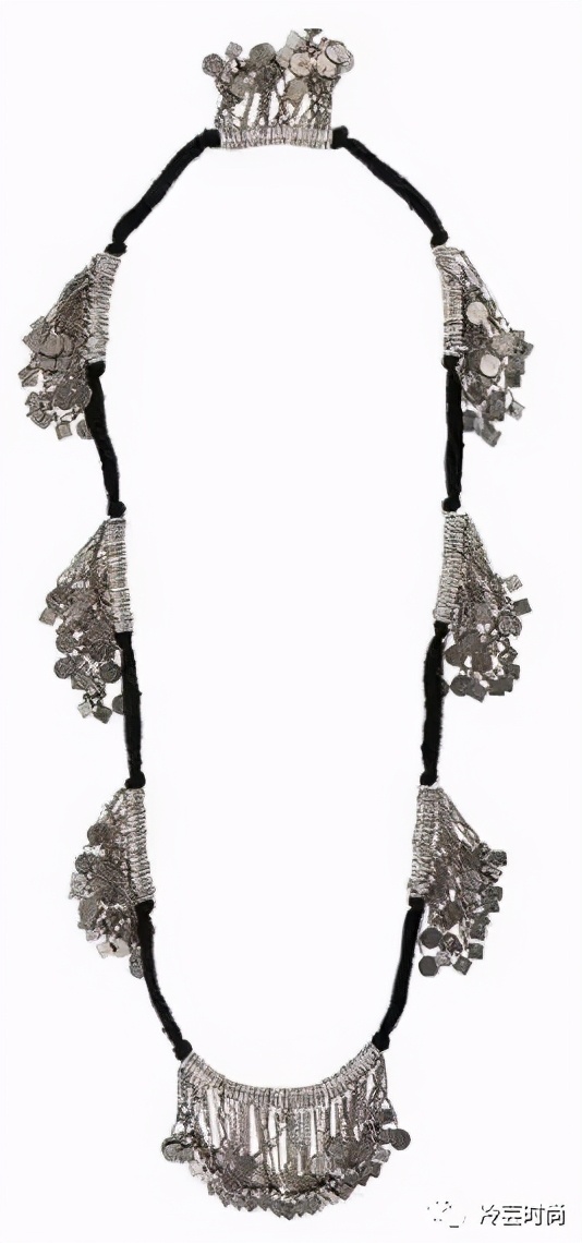 项链的活动扣佩戴方法,项链的佩戴要讲究八大搭配技巧