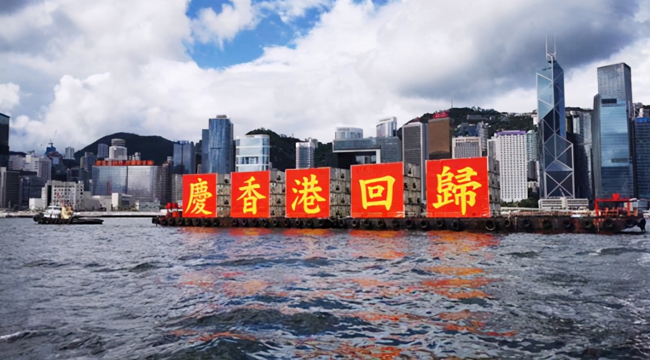 1997年香港回归场景如何，彭定康无法言喻，港督女儿哭到难以自已