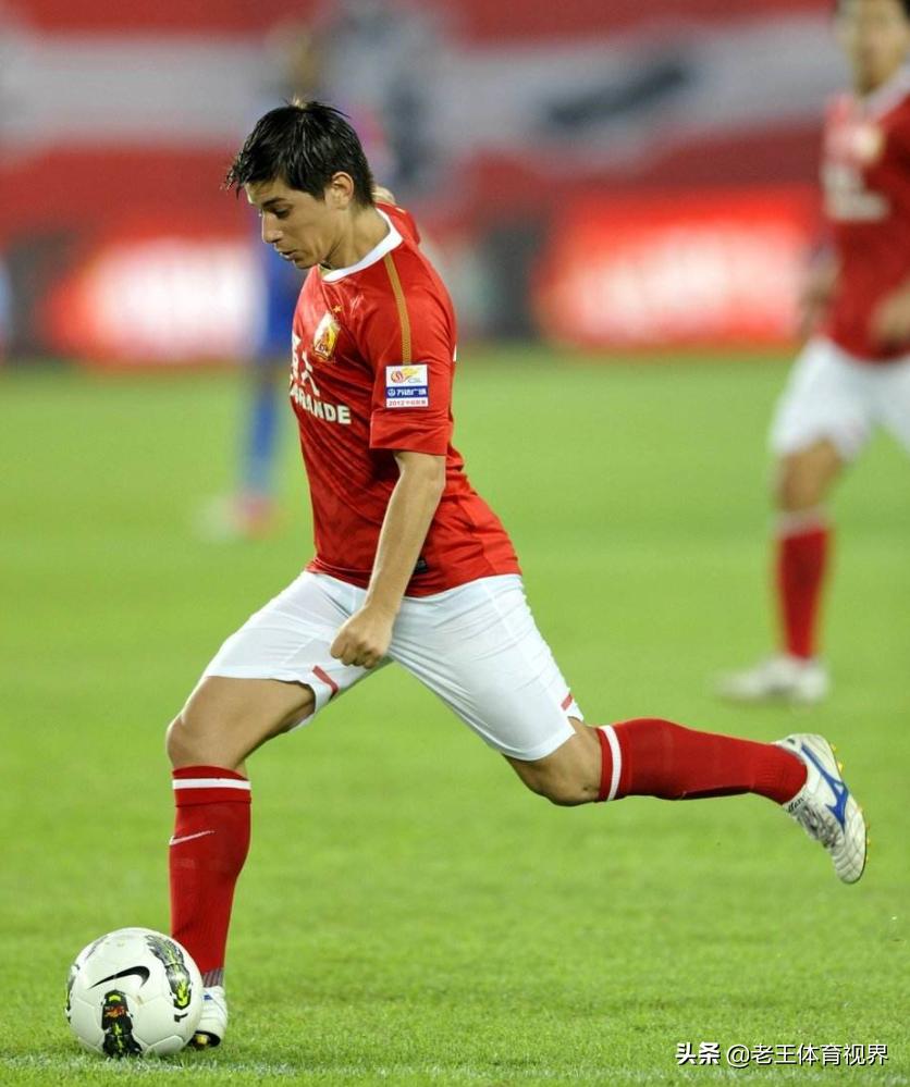 前国脚宣布退役后的职业生涯,足球先生宣布退役