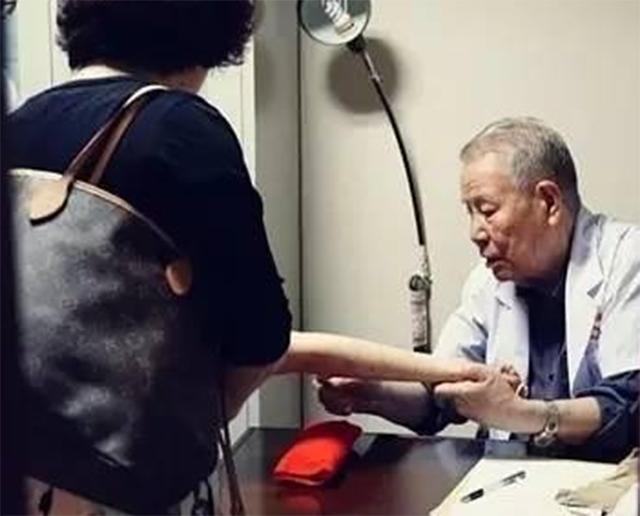 王鹤滨,曾任毛主席保健医生,两次救下长孙,离休后当赤脚医生