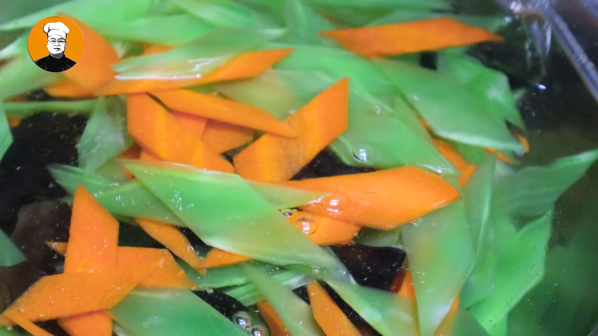 莴笋这样炒才能炒出饭店的味道,今天教你炒莴笋清脆可口