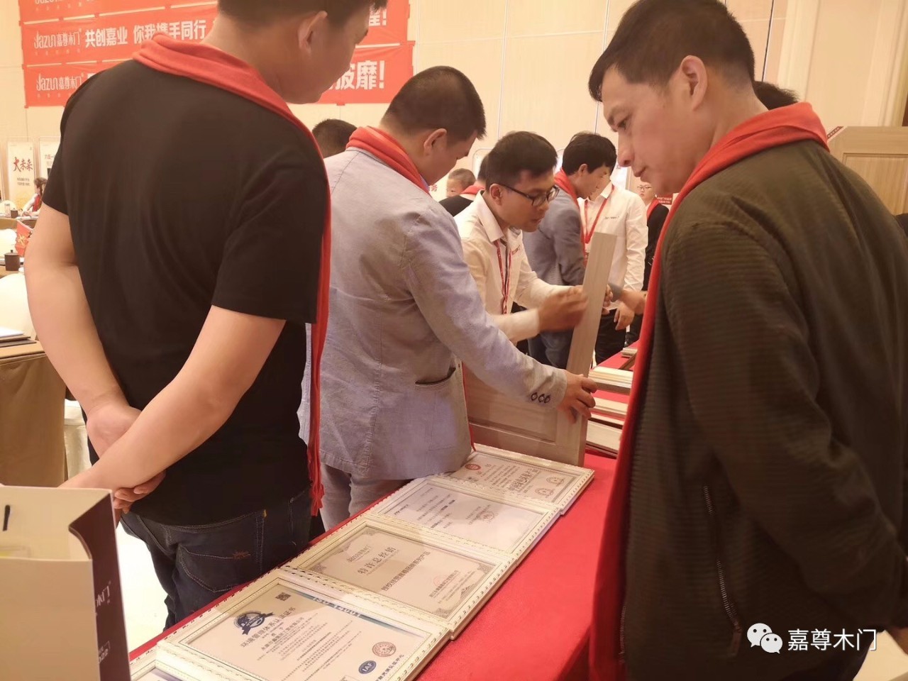 嘉尊门业集成,嘉尊木门直播