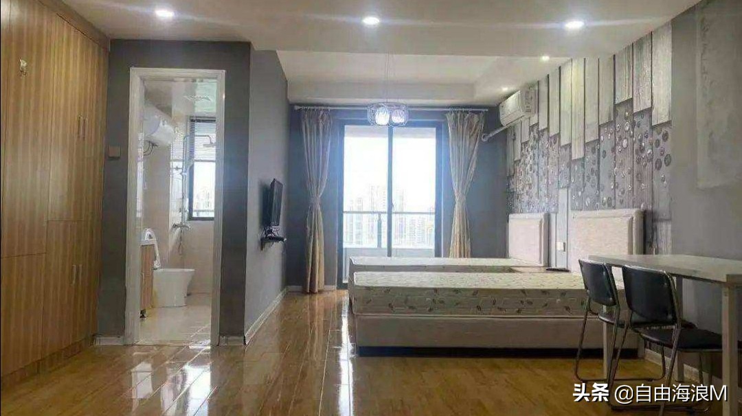 凌晨一点半室友不愿关灯,大学生在宿舍熬夜打游戏