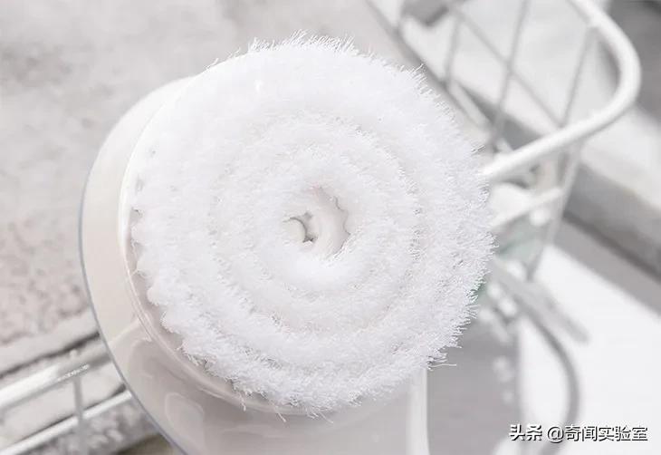 背部搓澡的方法,一个人搓澡怎么搓到后背