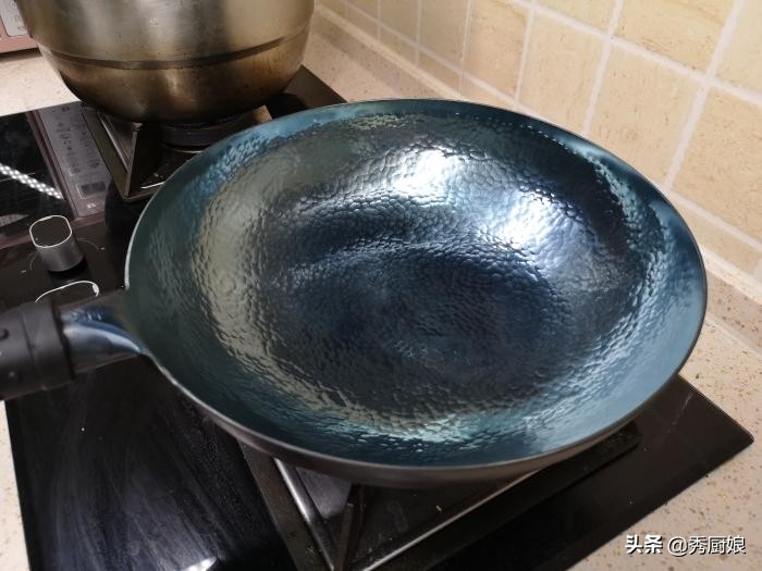 买的新锅不用猪油如何开锅,刚买的新锅怎么开锅用盐炒过