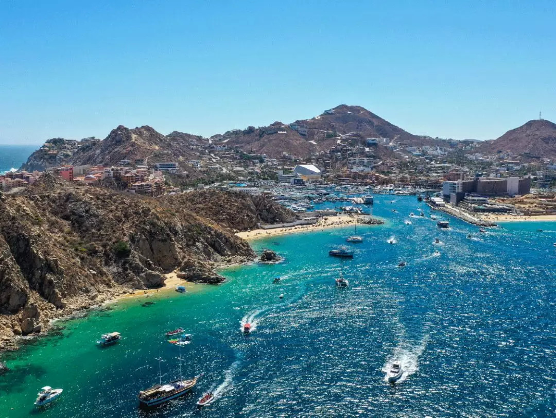 rihanna只靠副业微商赚6个亿,rihanna副业赚多少钱