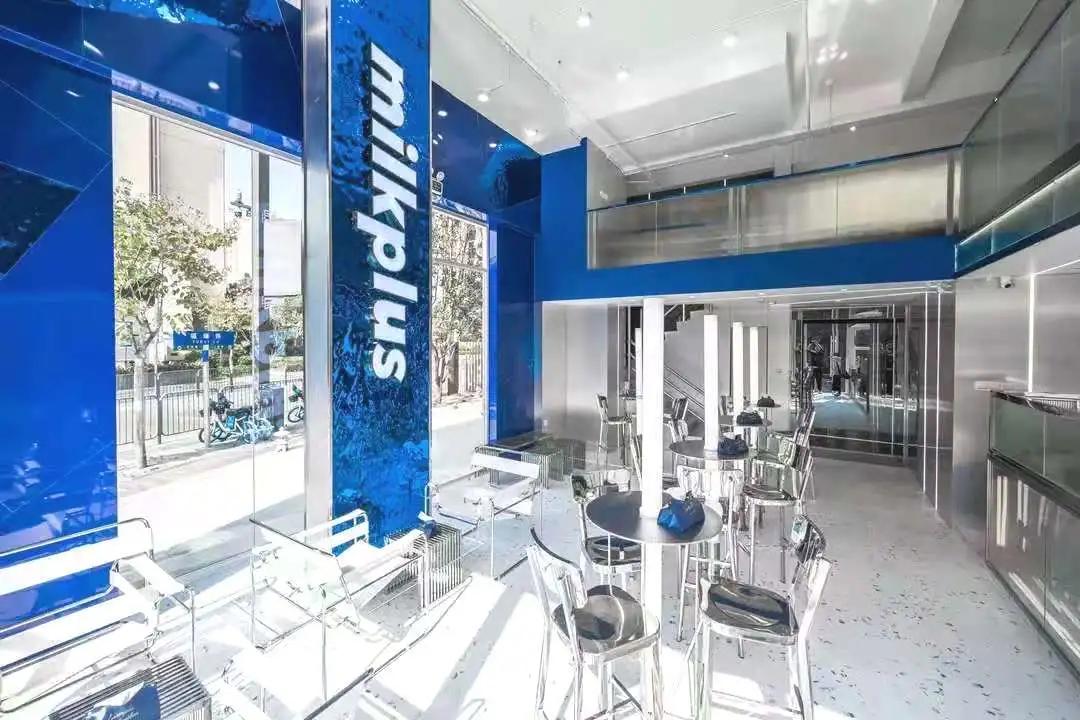 milk+总店终于回归,电光蓝「水桶泰奶」上线