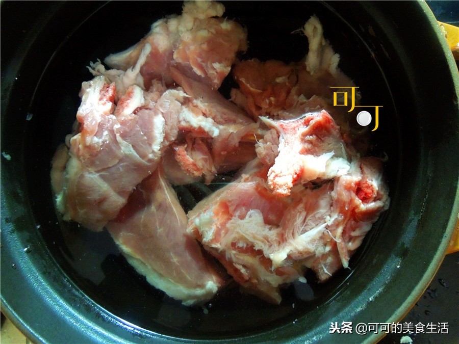 排骨汤加香菇和红萝卜,排骨汤加鱿鱼干