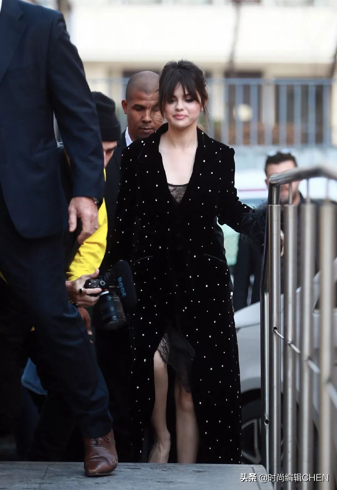 赛琳娜一天内增减10斤？一袭长袍体态瘦成超模，穿针织裙胖成富婆