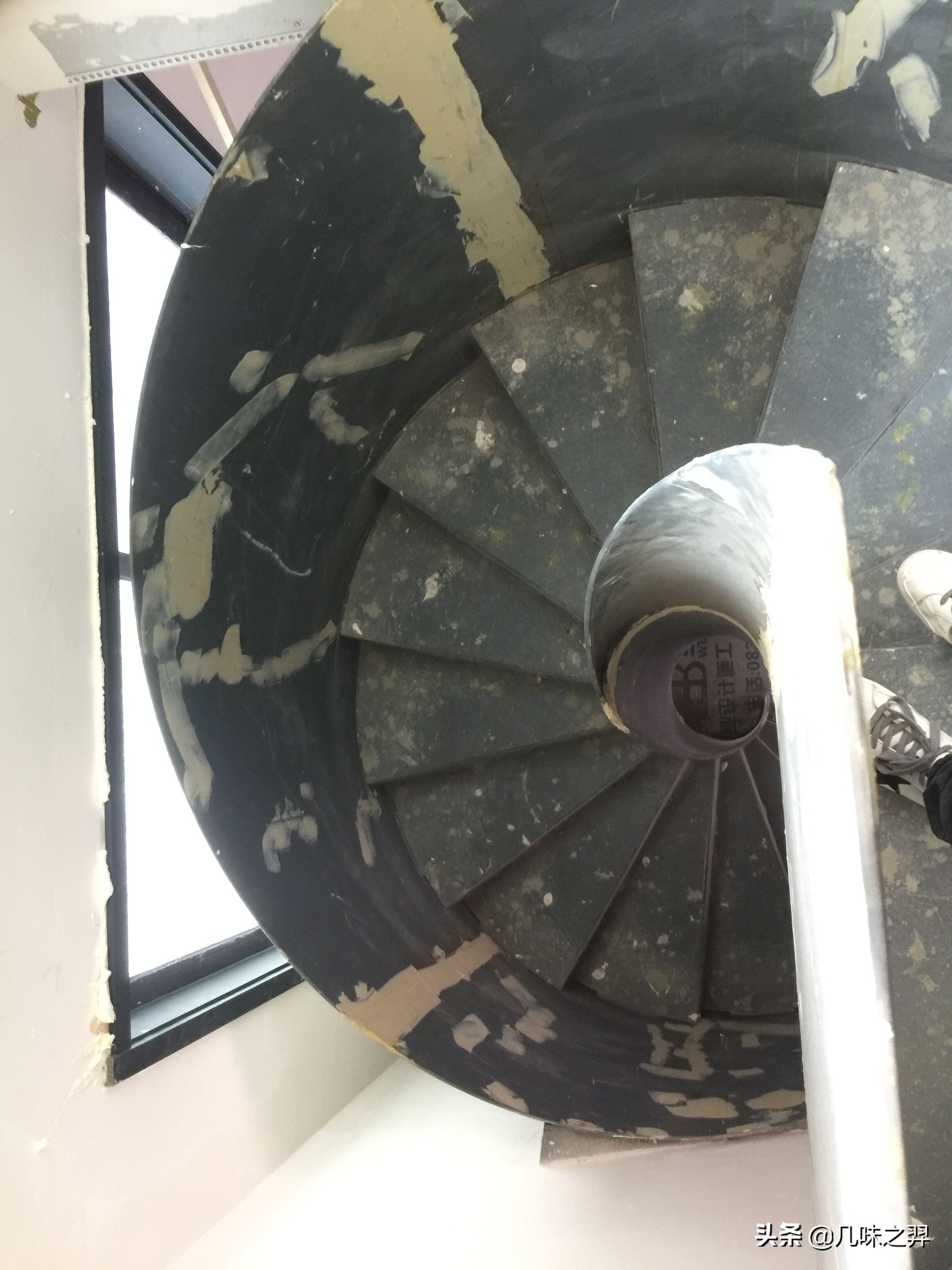 装修选择旋转楼梯好还是直楼梯好,旋转楼梯好还是直角楼梯好