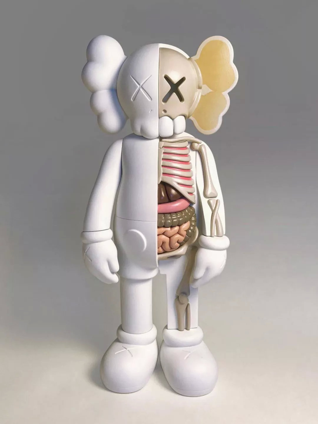 他肢解卡通人物,不但没毁童年,还倍受追捧