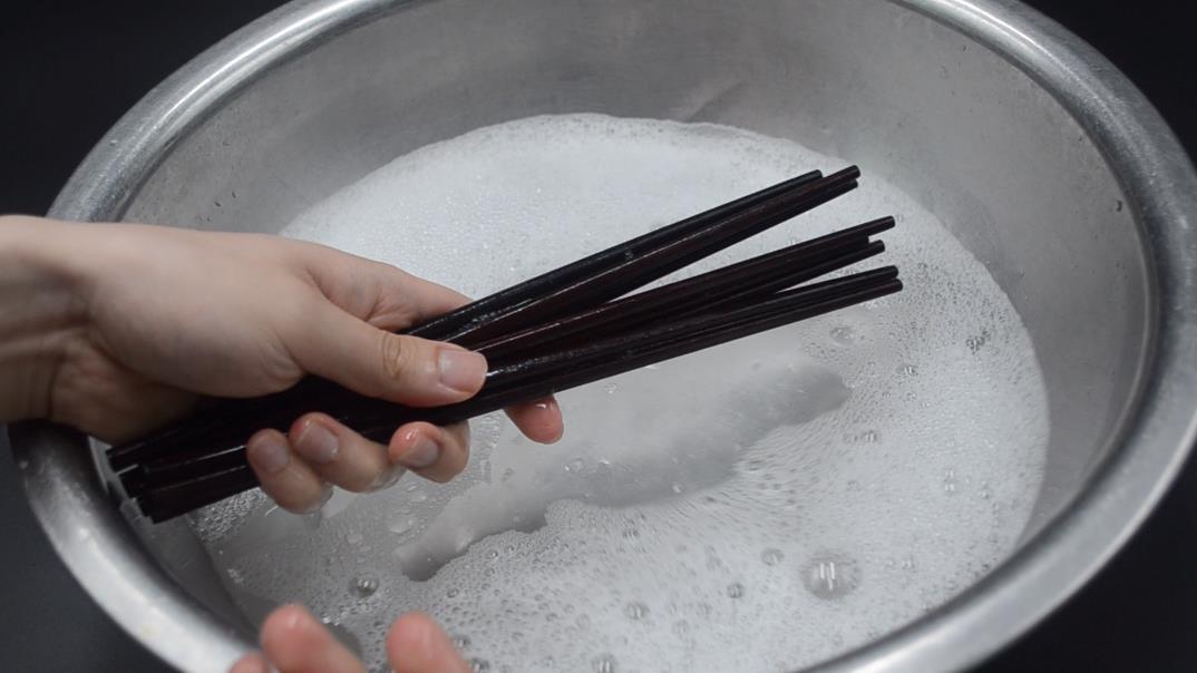 经常用筷子的要留意，现在知道为时不晚，尽早叮嘱家人，太重要了