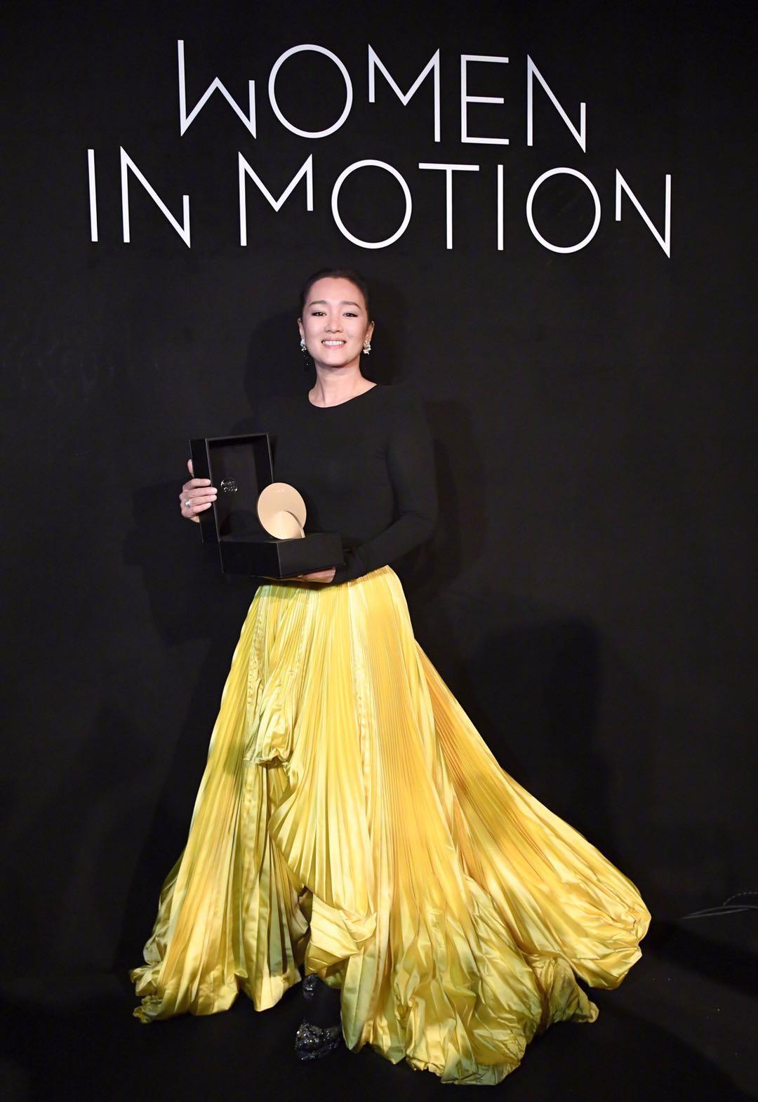 巩俐与丈夫甜蜜牵手威尼斯电影节,巩俐与71岁老公同框穿粉色裙