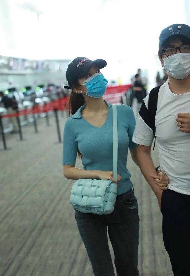 吉娜穿运动衣搭红色包,吉娜一字肩配什么衣服