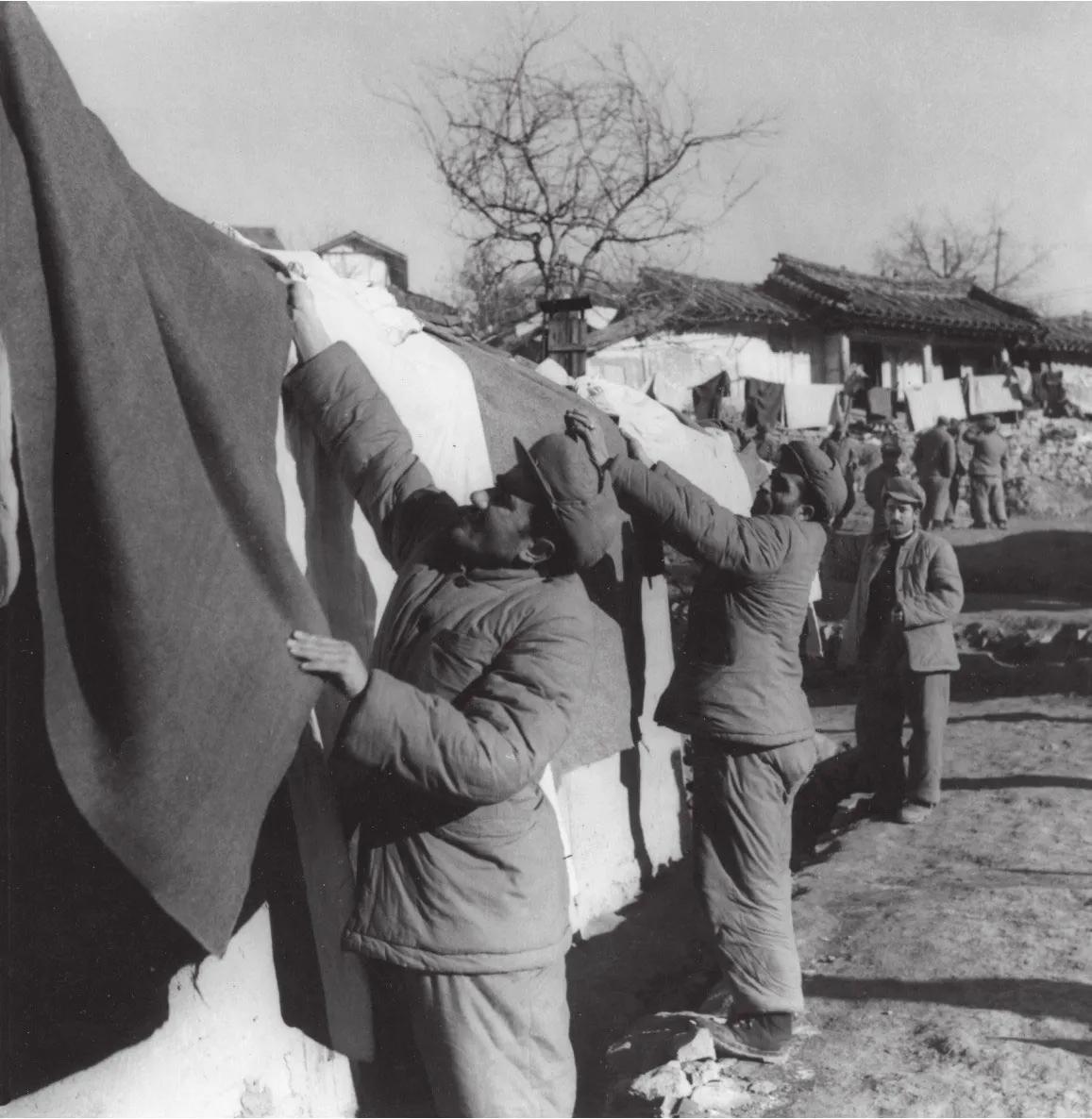 圣诞晚会上，碧潼战俘营的“联合国军”战俘们高呼：志愿军万岁