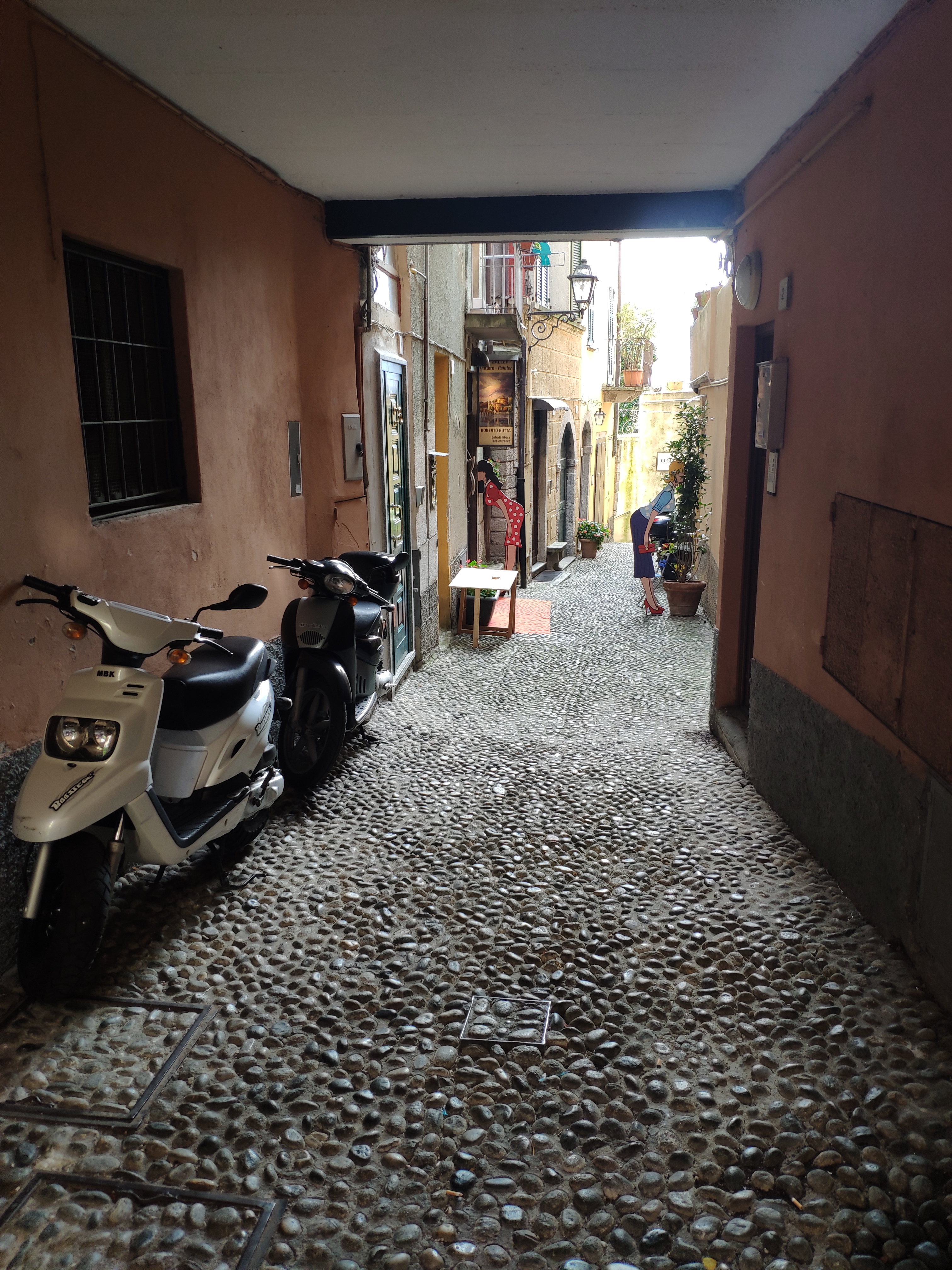 贝拉焦（Bellagio），意大利在左，瑞士在右，晨光熹微，岁月静好