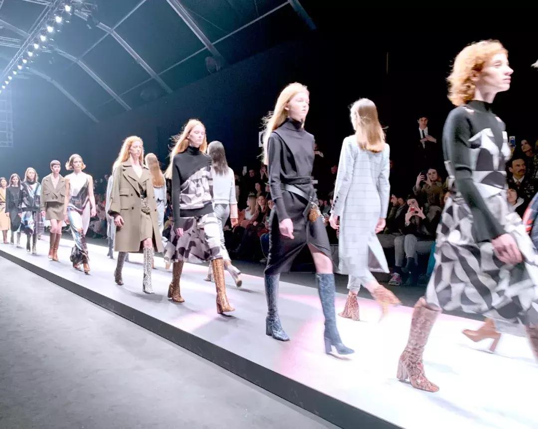 粉色打底适合什么颜色的外套,最适合女生的颜色