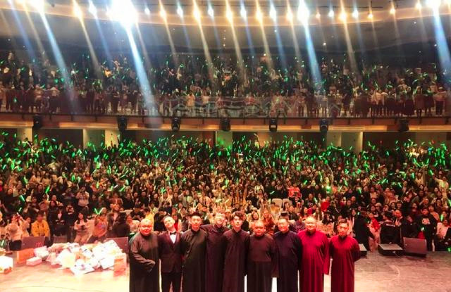 开眼了,能让女孩带着荧光棒听相声的只有他了,为啥这么火?