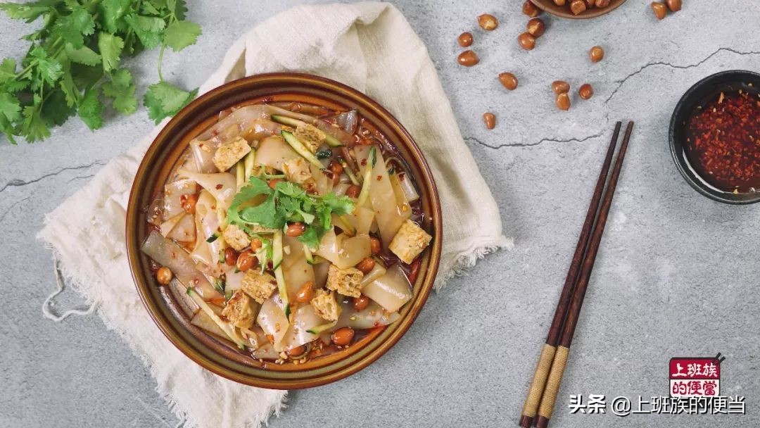 三分钟搞定劲道又爽滑的凉皮,想吃凉皮不用买了教你配方