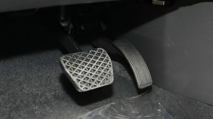 小车开到120迈方向盘抖动什么原因,时速60码方向盘抖动是什么原因