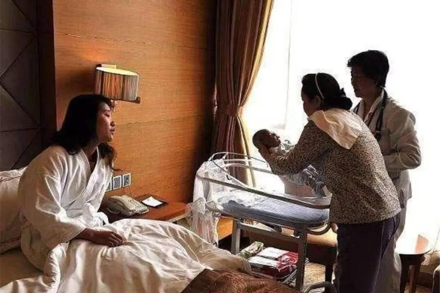 产后坐月子要婆婆还是妈妈来照顾,月子期间谁来照顾宝宝比较好