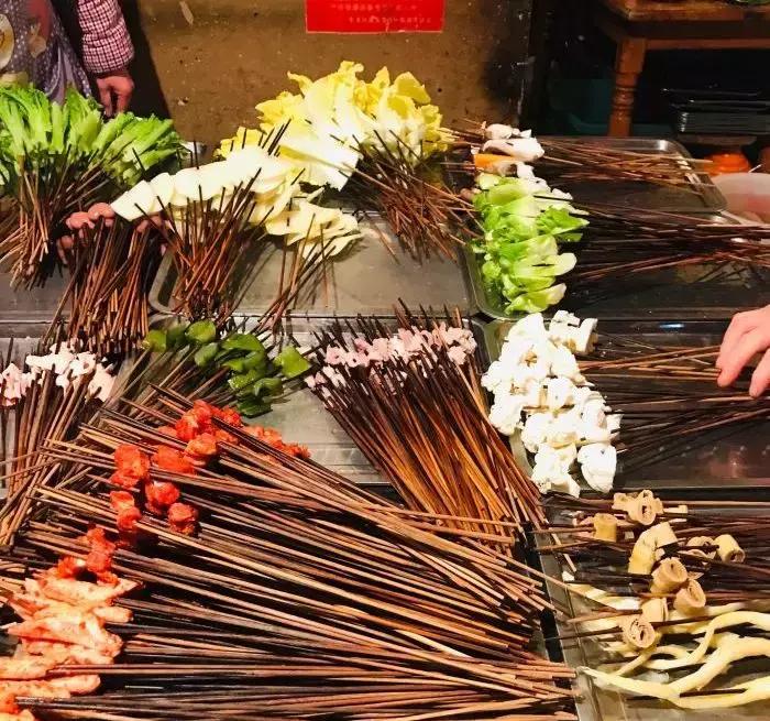 终于被我吃到了！这一锅90年代的麻辣烫，才是咱老成都挂念的市井味啊！