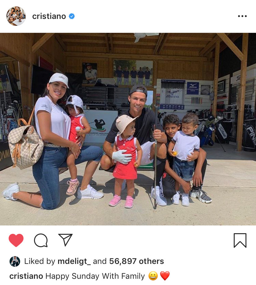 c罗晒全家照片和爱的人开始度假,c罗出席活动穿搭