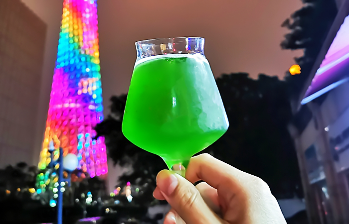 市场上啤酒是白啤还是黄啤,白啤和黑啤和普通啤酒的区别